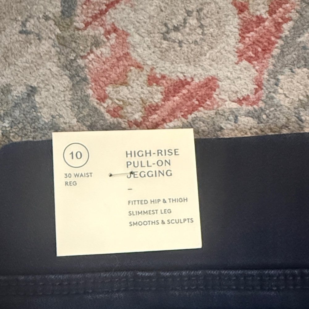 Universal Thread, Women's Dark Blue Jeans, Brand New! - Picture 2 of 3